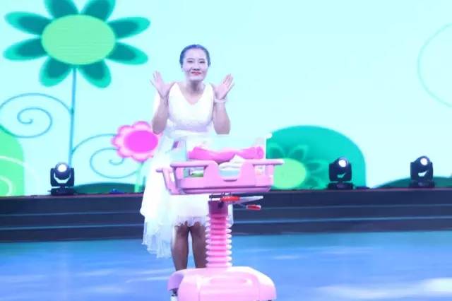 宝宝吐奶吐的不敢动,宝宝哭闹吐奶喘不过气