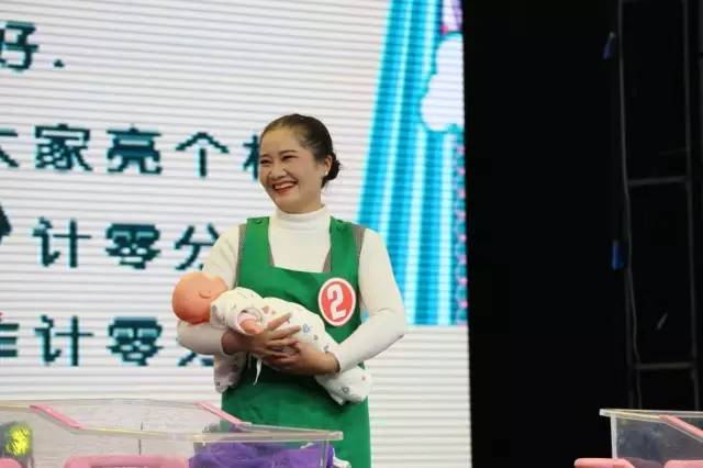 宝宝吐奶吐的不敢动,宝宝哭闹吐奶喘不过气