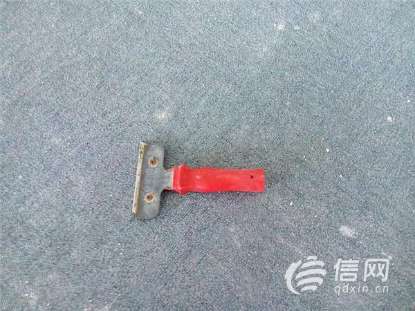 家政疏通下水马桶,钢丝球堵在马桶与下水道口之间了