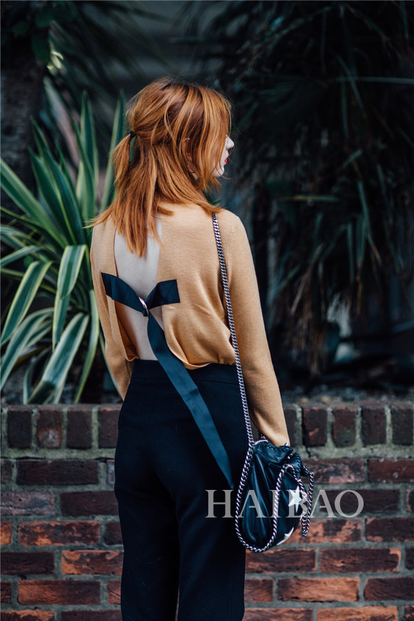 你眼中的基本款毛衣，谁实话还是挺重要的！街拍打卡，原来人人都爱穿这样的毛衣……