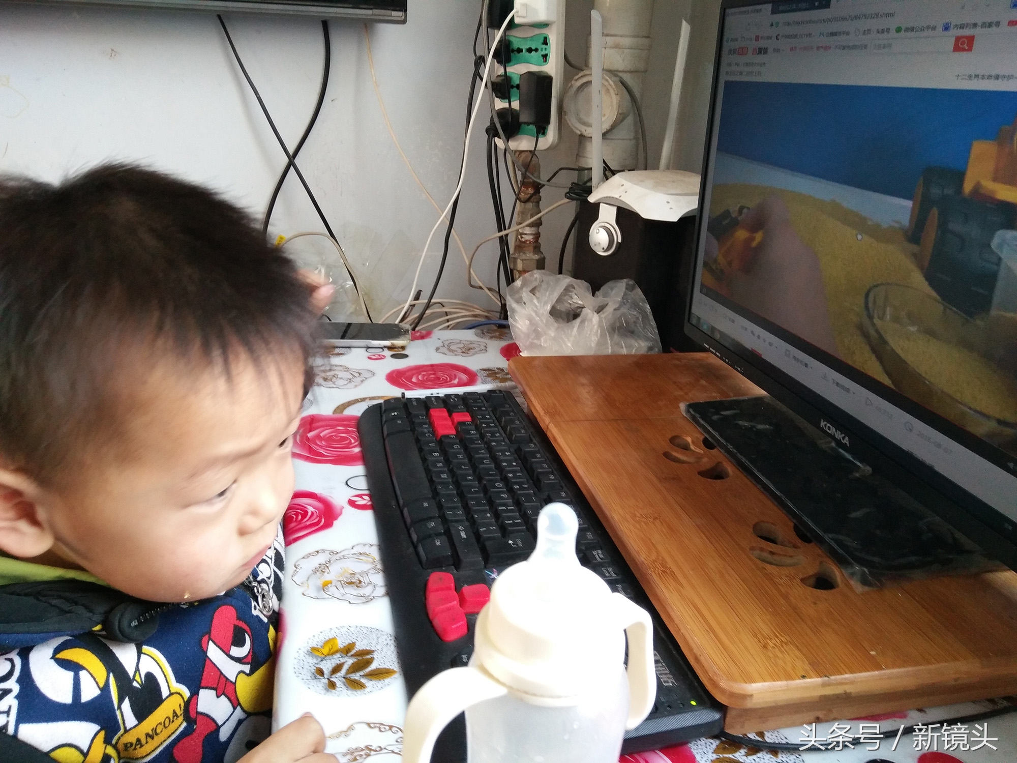 2岁半宝宝边吃饭边看电视,两岁宝宝正在喝奶粉的视频