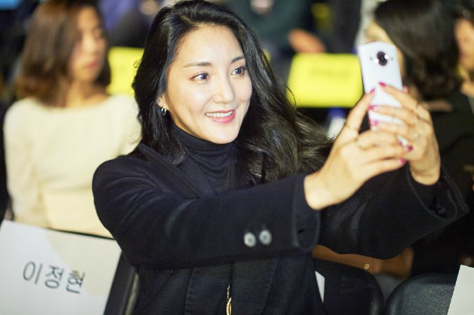 美图手机亮相韩国时装周BADA、朴誉恩体验自拍