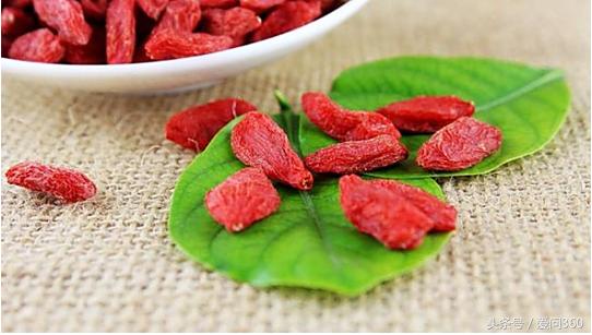 枸杞子有什么作用与功效和禁忌症,黑枸杞子的作用与功效每天吃几粒