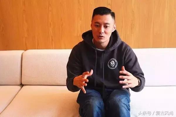 连帽卫衣今年很流行,长款连帽卫衣怎么穿才好看