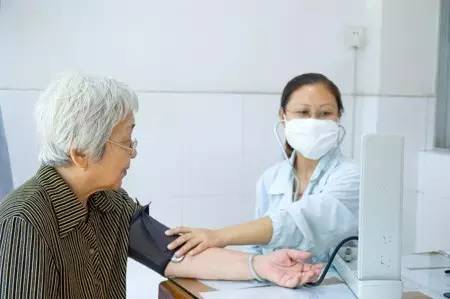 东营40多岁男子骗老人钱被抓走,东营骗老人的视频