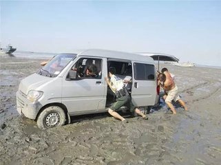 三轮车陷进泥里打滑出不来,车陷进泥里怎么解决