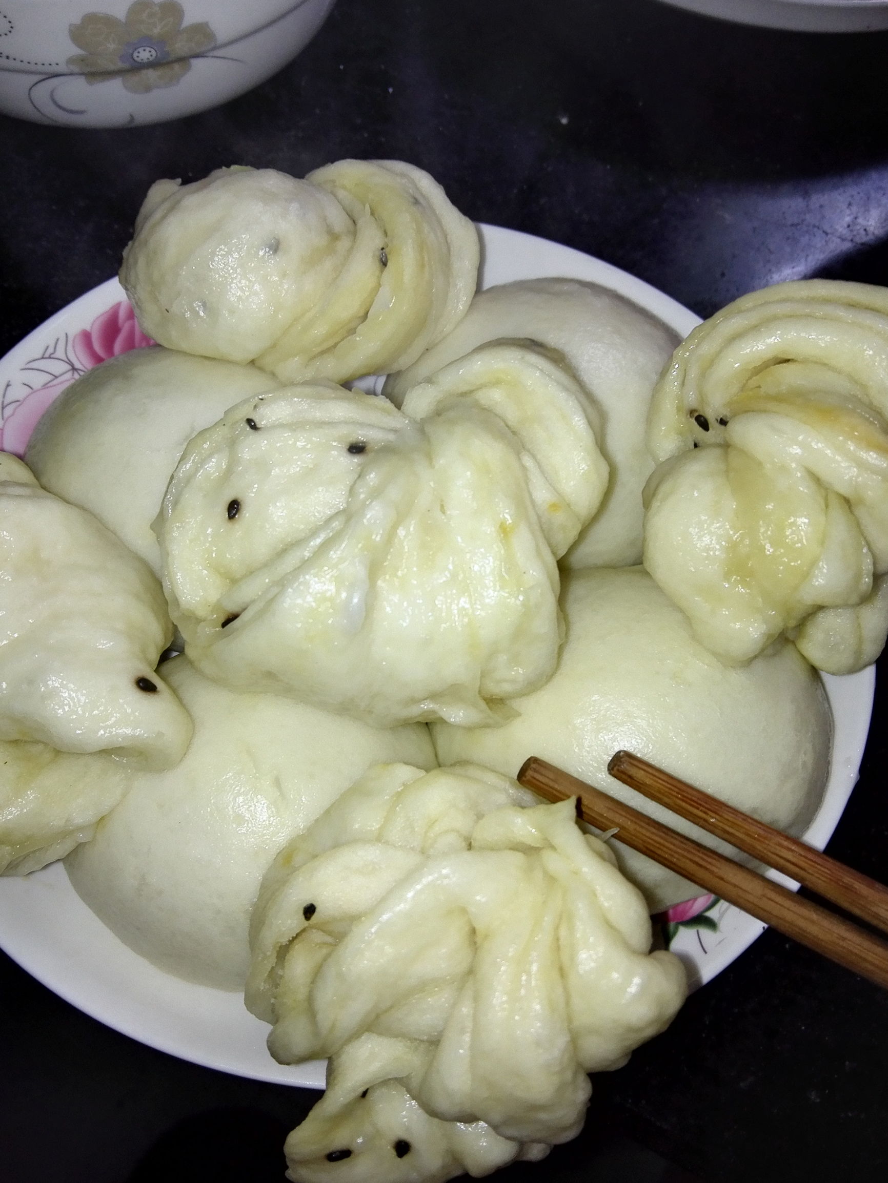 今天蒸了一锅馒头,把老公的一瓶辣酱都吃完了