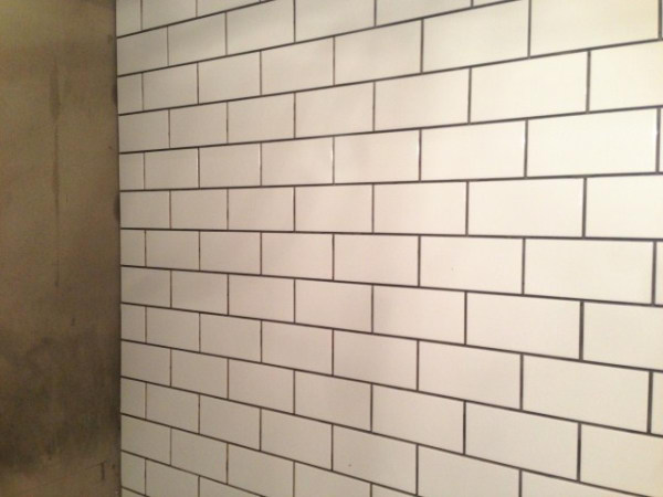 二楼瓷砖上冒水是什么原因,瓷砖底下冒水