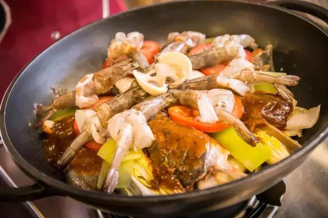 番禺有条鱼引火上身,还招机器人当服务员!吃顿饭就像在看表演