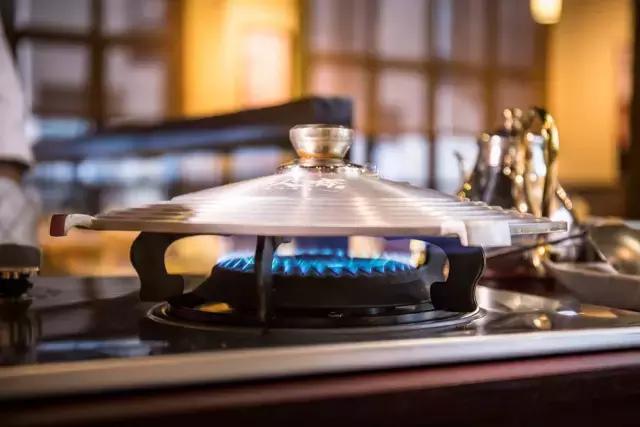 番禺有条鱼引火上身,还招机器人当服务员!吃顿饭就像在看表演