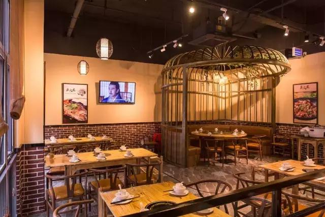 番禺有条鱼引火上身,还招机器人当服务员!吃顿饭就像在看表演