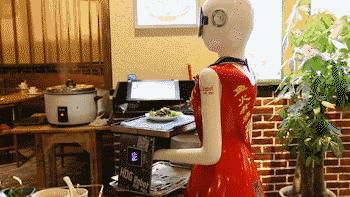 番禺有条鱼引火上身,还招机器人当服务员!吃顿饭就像在看表演