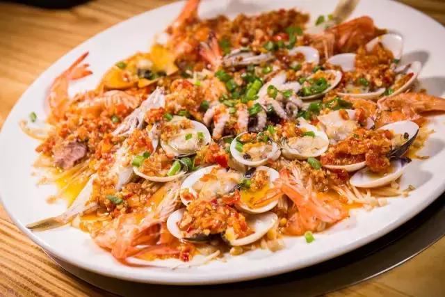 番禺有条鱼引火上身,还招机器人当服务员!吃顿饭就像在看表演