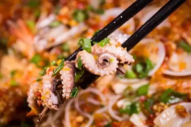 番禺有条鱼引火上身,还招机器人当服务员!吃顿饭就像在看表演