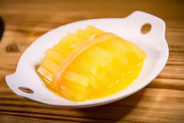 番禺有条鱼引火上身,还招机器人当服务员!吃顿饭就像在看表演