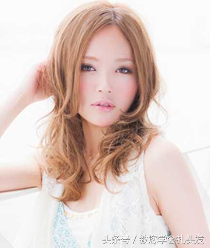 中长烫发怎么扎简单好看减龄,最火减龄发型烫发中长