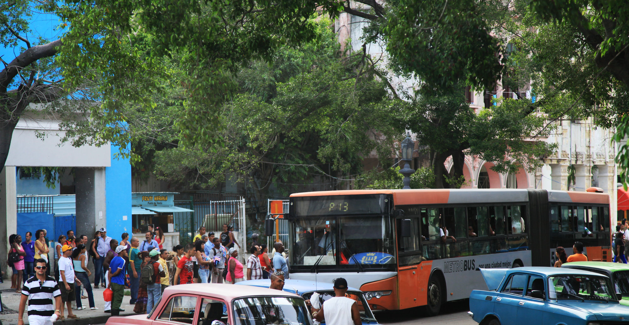 卡斯特罗豪购百万台中国*彩大**电，古巴人民每两家分一台