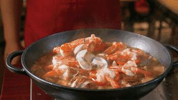 番禺有条鱼引火上身,还招机器人当服务员!吃顿饭就像在看表演