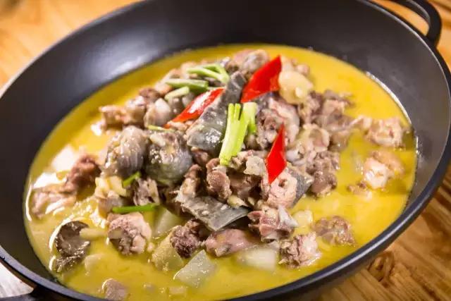 番禺有条鱼引火上身,还招机器人当服务员!吃顿饭就像在看表演