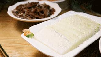 番禺有条鱼引火上身,还招机器人当服务员!吃顿饭就像在看表演