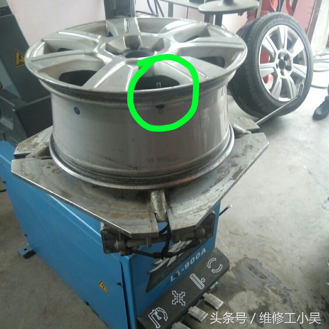 汽车的胎压报警灯亮了，汽修师傅扒下轮胎修补时，车主却困惑了！