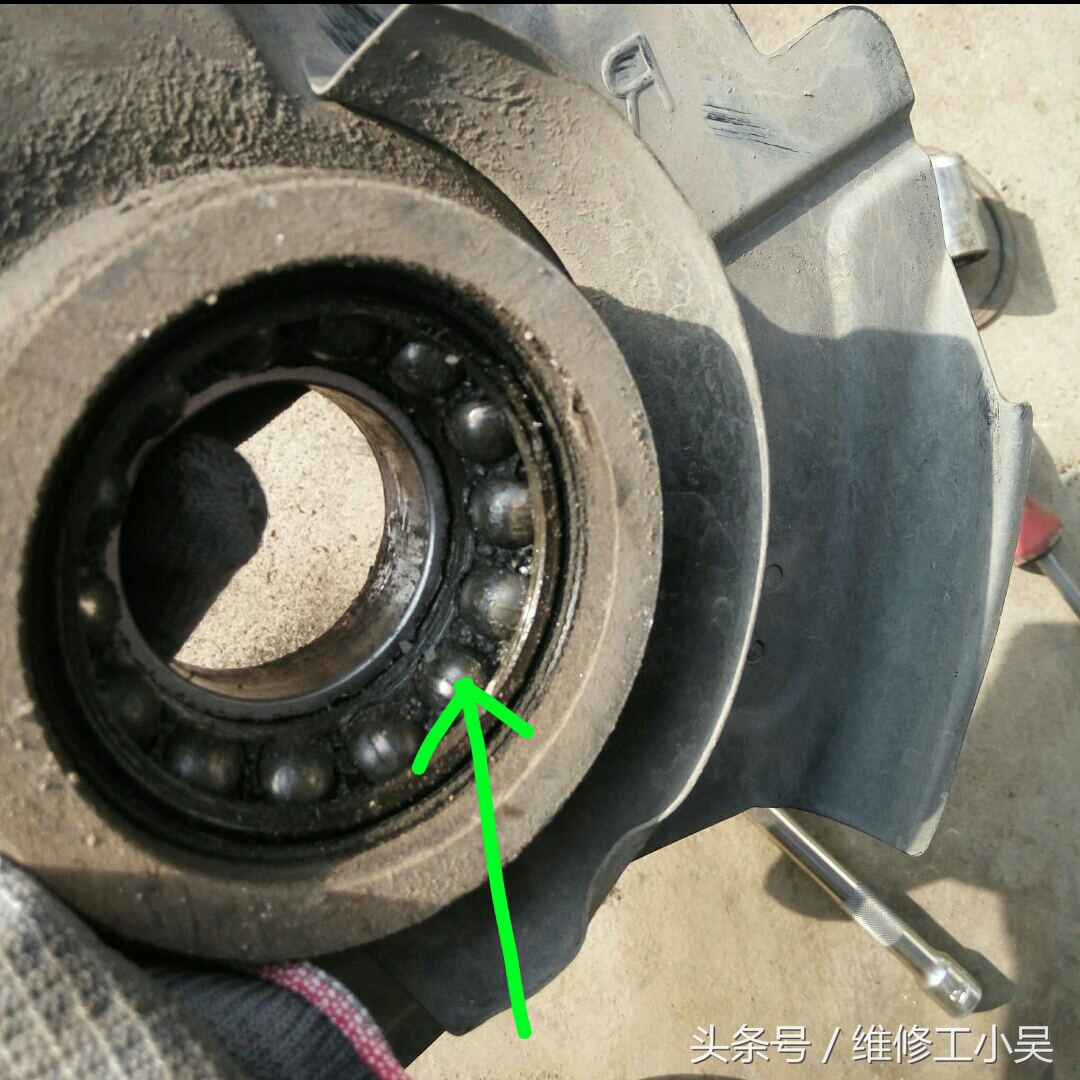 汽车打方向时车轮嗡嗡响,汽车行驶时车轮有咣当咣当的声音