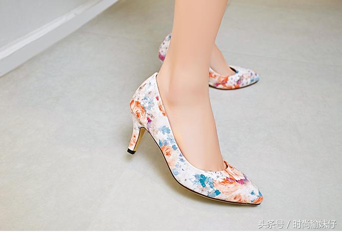 美鞋配美脚:老公送我一双涂鸦高跟鞋你们说,到底哪种好