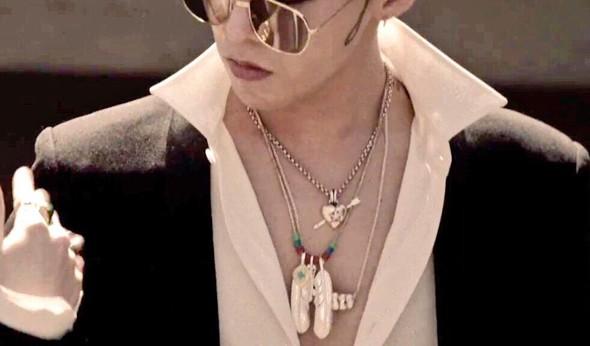 王思聪给爱犬买了只限量版lv包,王思聪给狗戴的羽毛项链