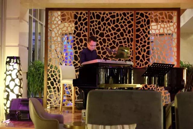 杨幂刘恺威最新一期从酒店出来,杨幂刘恺威法国巴黎定情之作