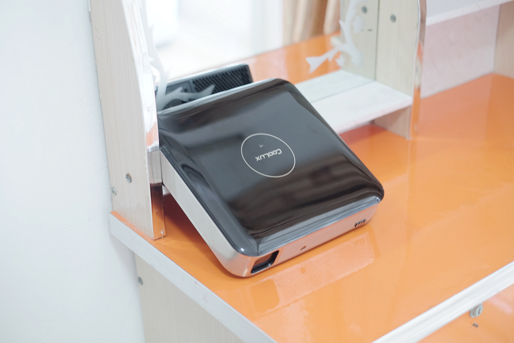 用全高清投影播放4k,300寸的投影观看视频