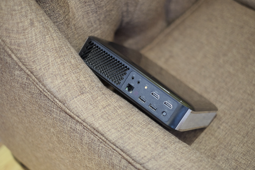 用全高清投影播放4k,300寸的投影观看视频