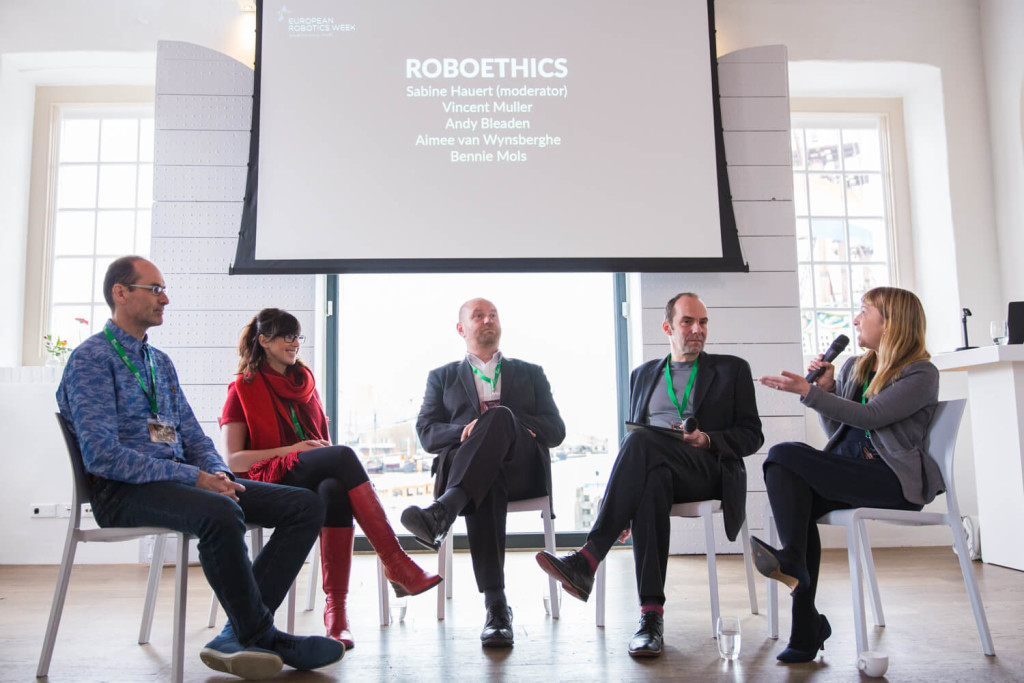 讨论机器人护理，伦理以及未来教育的问题