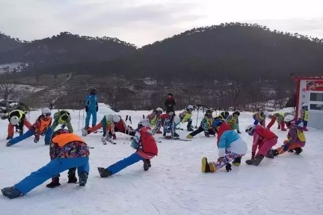 去不了远方就在家门口玩,去不了就在家门口滑冰