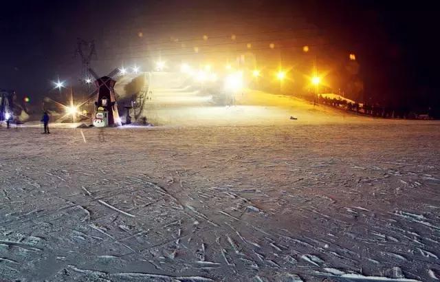 去不了远方就在家门口玩,去不了就在家门口滑冰