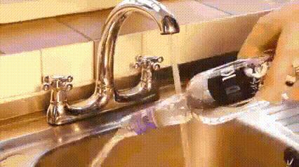 老湿机爱搞笑gif图：教大家如何把一个鸡蛋放到瓶子里