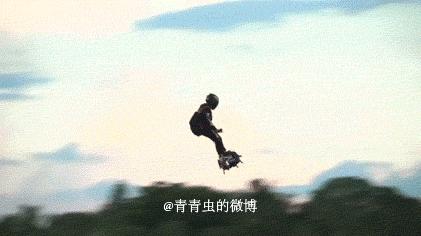 老湿机爱搞笑gif图：教大家如何把一个鸡蛋放到瓶子里