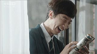 老湿机爱搞笑gif图：教大家如何把一个鸡蛋放到瓶子里