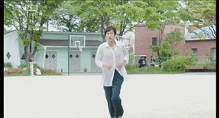 老湿机爱搞笑gif图：教大家如何把一个鸡蛋放到瓶子里