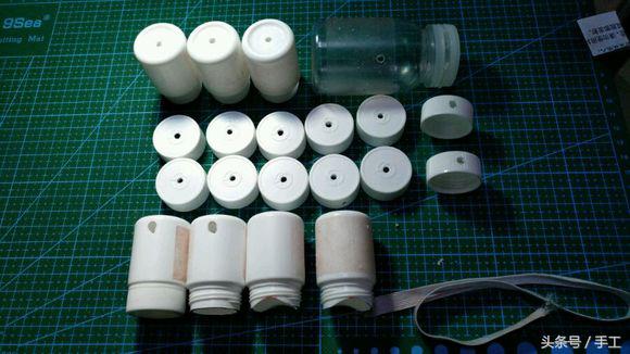 用箱子做能动的小机器人,用瓶子和盖子做机器人