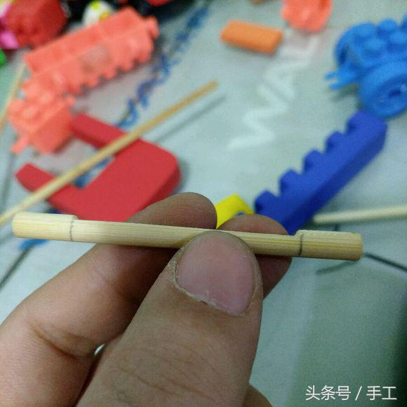 用箱子做能动的小机器人,用瓶子和盖子做机器人