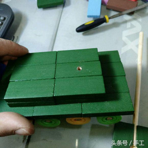 用箱子做能动的小机器人,用瓶子和盖子做机器人