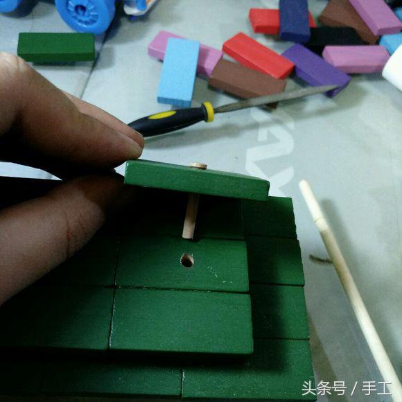 用箱子做能动的小机器人,用瓶子和盖子做机器人