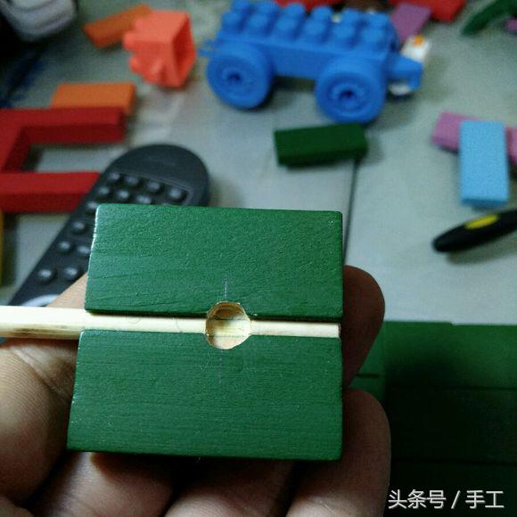 用箱子做能动的小机器人,用瓶子和盖子做机器人