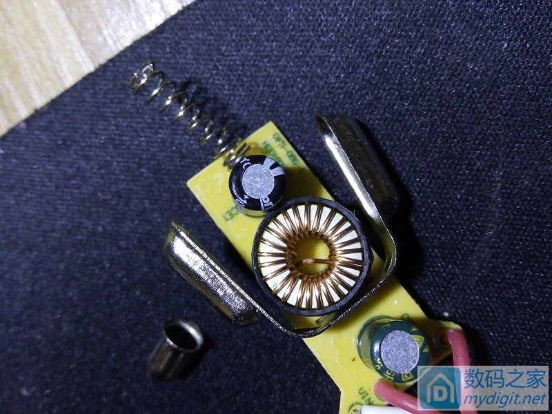 拆一个自带充电线的充电宝,拆一个快充充电器