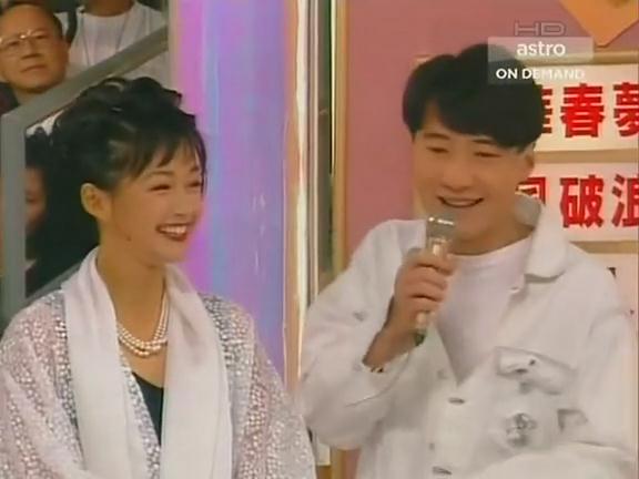 她饰演的郭襄成为一代经典,神雕侠侣郭襄钟汉良