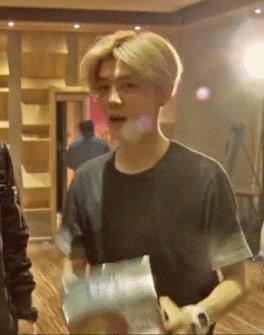 鹿晗被小学生跟拍,鹿晗人气现场吓到明星们