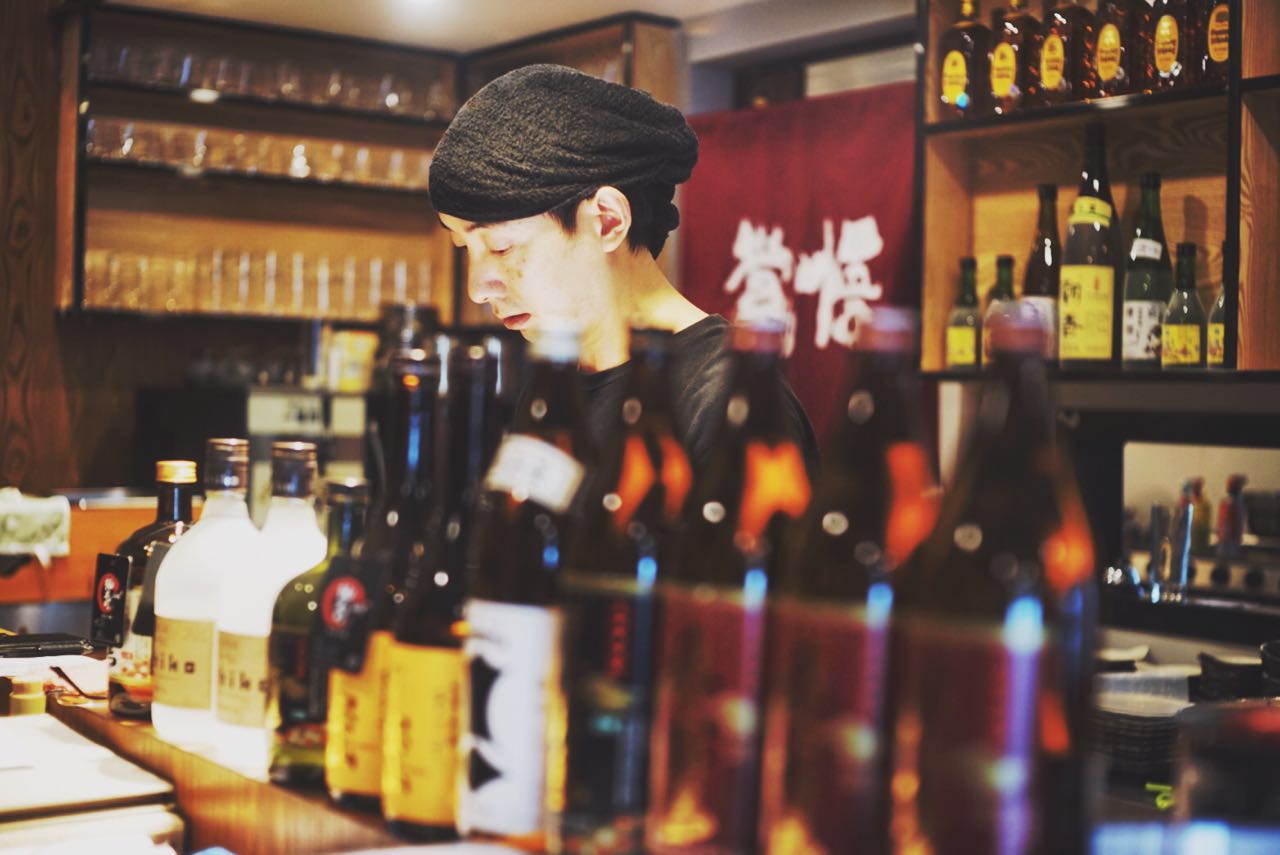 不当翻译官，他钻进居酒屋11年，终在山城做出最旧最暖的日料铺