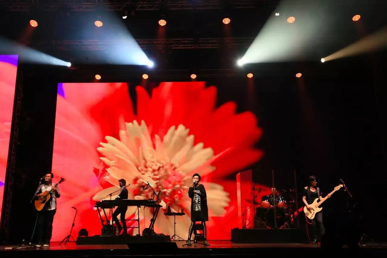 音乐平台进Livehouse，“流行乐该不该受到尊重”？