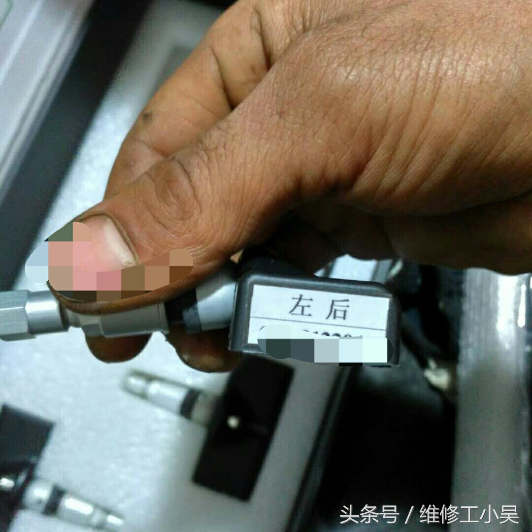 汽车的胎压报警灯亮了，汽修师傅扒下轮胎修补时，车主却困惑了！