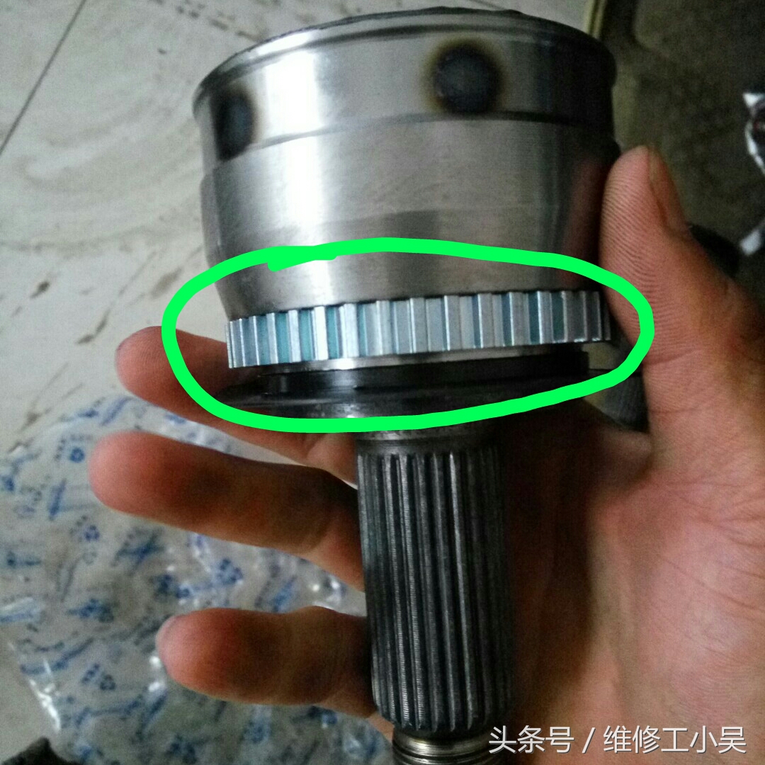 汽车的胎压报警灯亮了，汽修师傅扒下轮胎修补时，车主却困惑了！